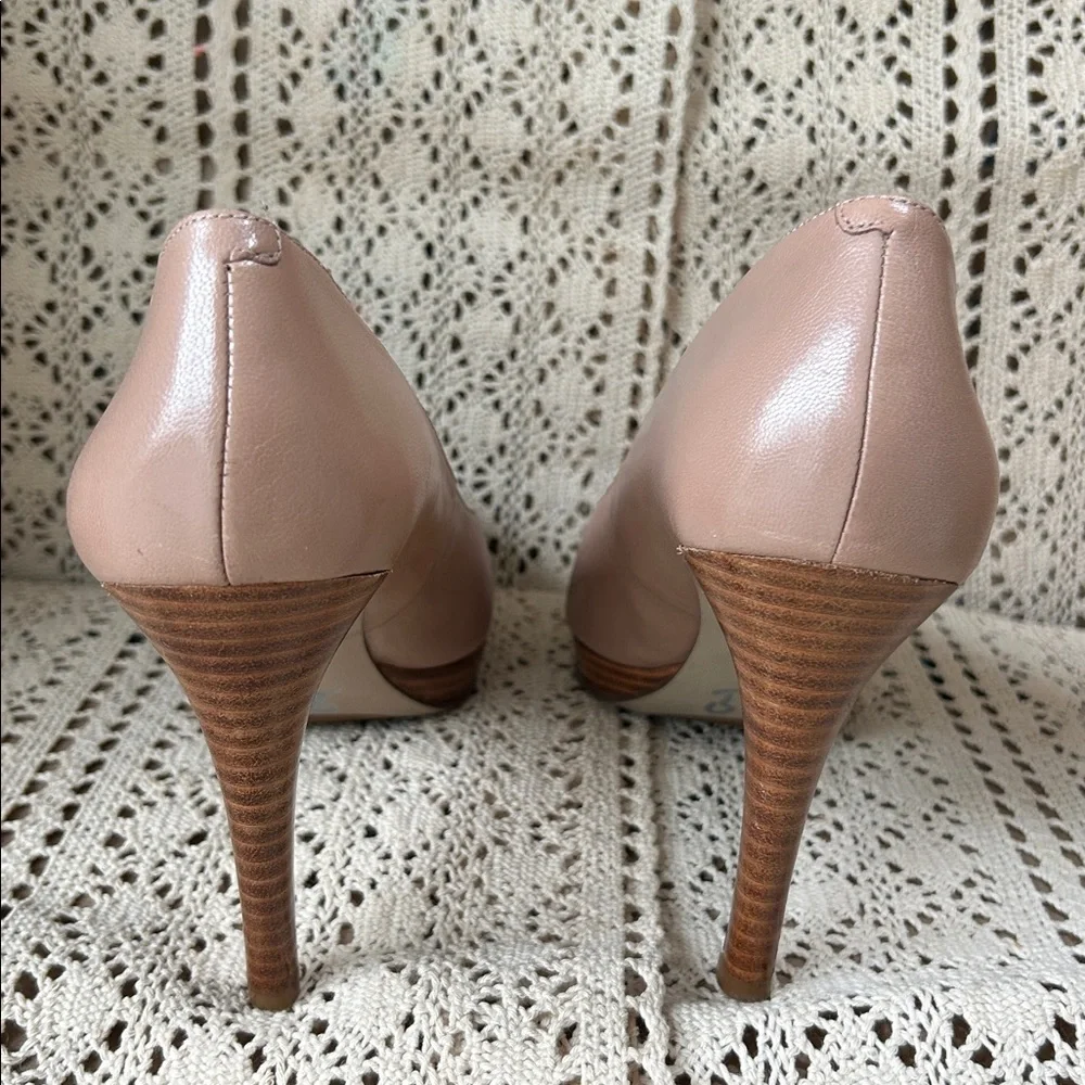 Nine West Platform Pump Leather Upper Stacked Heel Taupe Color Beautie EUC 9